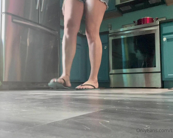 Mikayla Miles aka Themikaylamiles OnlyFans - Walking in my #flipflops with my new #bluepedicure