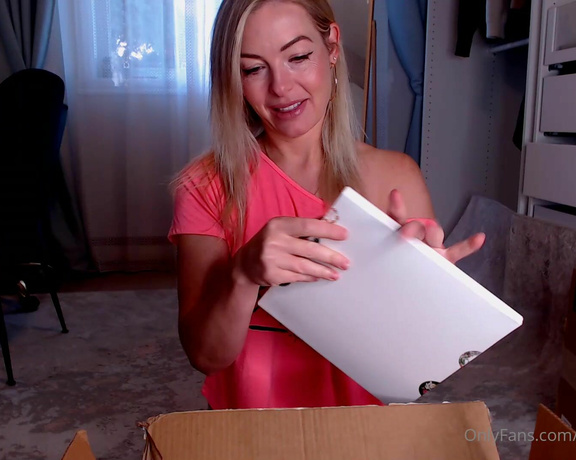 Missbehavin26 aka Missbehavin26 OnlyFans - Unboxing my gifts from my fans !!! IF you purchased from my wishlist here is the video of me opening