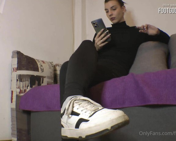 Foot Goddess Mia aka Footgoddessmia OnlyFans - Get on your knees!