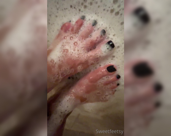 Sweetfeetsy Premium aka Sweetfeetsy OnlyFans - Bubbles & Black Toes