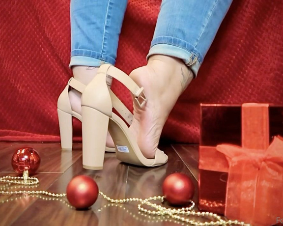 Sweetfeetsy Premium aka Sweetfeetsy OnlyFans - Happy Holidays, always accepting heels as gifts Or a tip haha