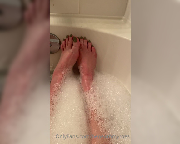 Beneathmytoes aka Beneathmytoes OnlyFans - Kneel beside the tub and rub them for me please