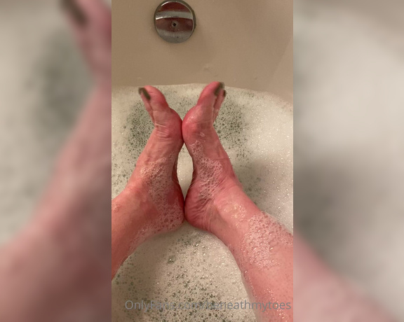 Beneathmytoes aka Beneathmytoes OnlyFans - Kneel beside the tub and rub them for me please