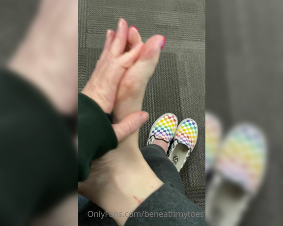 Beneathmytoes aka Beneathmytoes OnlyFans - Foot flash at lunch!