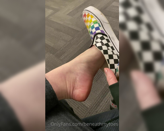 Beneathmytoes aka Beneathmytoes OnlyFans - Foot flash at lunch!