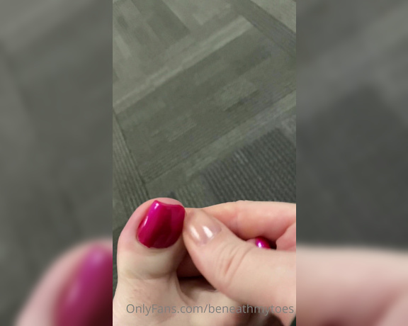 Beneathmytoes aka Beneathmytoes OnlyFans - Foot flash at lunch!