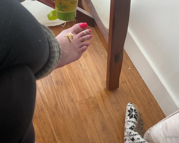 Beneathmytoes aka Beneathmytoes OnlyFans - Since no one has moisturized” my feet lately, I had to do it myself