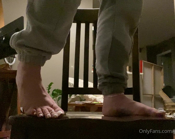 Beneathmytoes aka Beneathmytoes OnlyFans - Hahah I really need a spotter