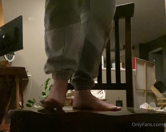 Beneathmytoes aka Beneathmytoes OnlyFans - Hahah I really need a spotter