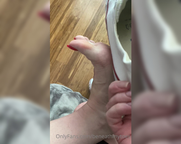 Beneathmytoes aka Beneathmytoes OnlyFans - Quick check