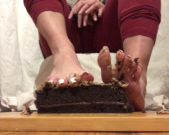 Beneathmytoes aka Beneathmytoes OnlyFans - A cake crush