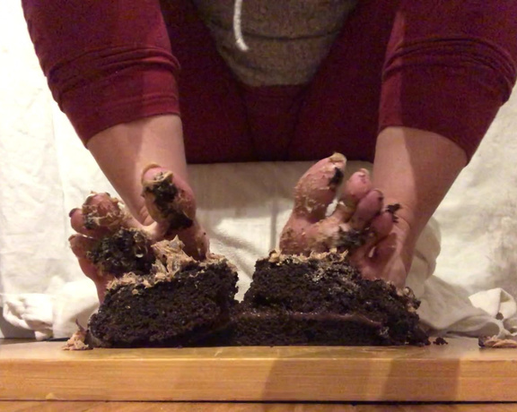 Beneathmytoes aka Beneathmytoes OnlyFans - A cake crush