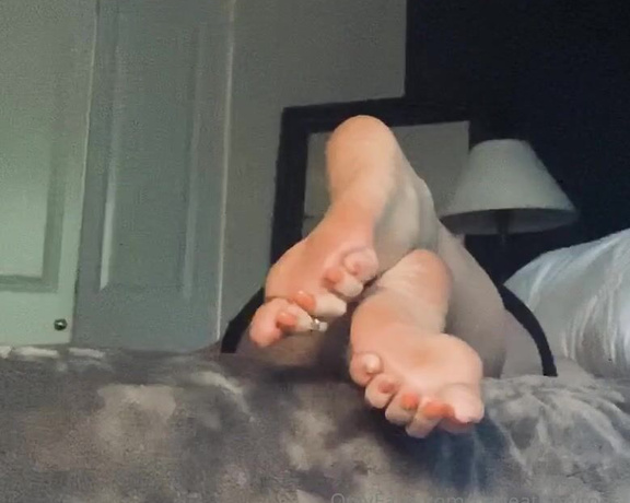 Beneathmytoes aka Beneathmytoes OnlyFans - I’ll wait here Come lick my soles and suck my toes like a good boy