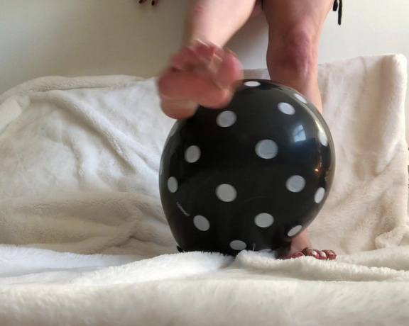 Beneathmytoes aka Beneathmytoes OnlyFans - Balloon popping with my toenails