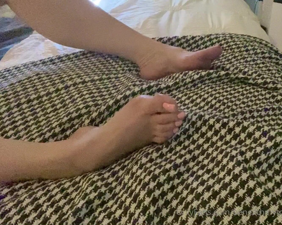 Beneathmytoes aka Beneathmytoes OnlyFans - I went to have a nap and got distracted