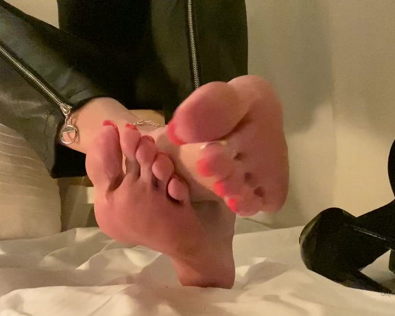 Beneathmytoes aka Beneathmytoes OnlyFans - You’ve waited long enough Take your cock outwhen I tell you