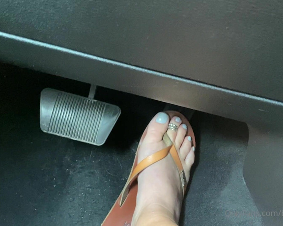 Beneathmytoes aka Beneathmytoes OnlyFans - Caught a quick little video of my sisters driving feet for ya I had to cut it off when she started