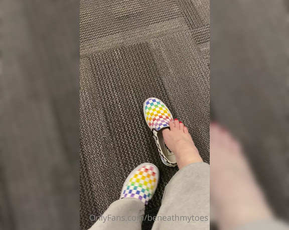 Beneathmytoes aka Beneathmytoes OnlyFans - Aired them out a bit on my break These toes are built for squeezing a nose Or gripping a dick Whi