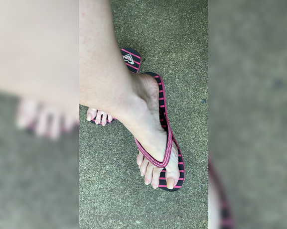 Beneathmytoes aka Beneathmytoes OnlyFans - No polish flip flops