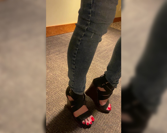 Beneathmytoes aka Beneathmytoes OnlyFans - Walking in heels