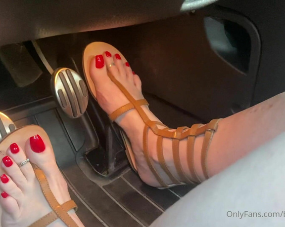 Beneathmytoes aka Beneathmytoes OnlyFans - I love using these pretty little feet to make things move Today…my car Later…your dick