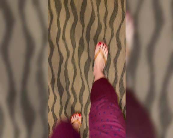 Beneathmytoes aka Beneathmytoes OnlyFans - I did a short clip of flip flops I I say short cause I’m in Canada and it’s cold as fuck Haha