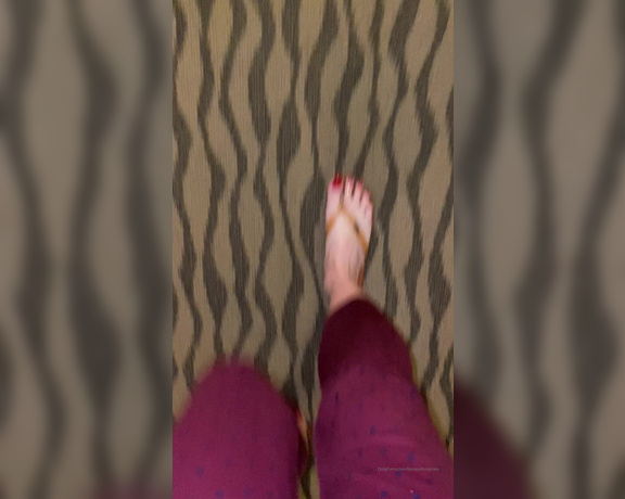 Beneathmytoes aka Beneathmytoes OnlyFans - I did a short clip of flip flops I I say short cause I’m in Canada and it’s cold as fuck Haha