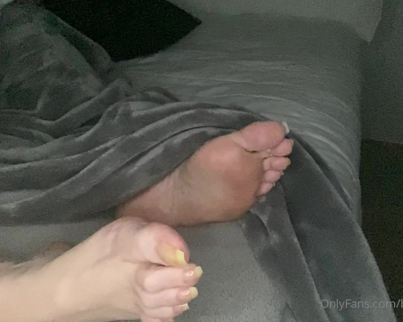 Beneathmytoes aka Beneathmytoes OnlyFans - This toy is almost broken but it got the job done Curling toes with no polish This is a video