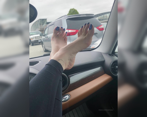 Beneathmytoes aka Beneathmytoes OnlyFans - Car break! Someone saw me so you’ll see me pull my feet down until he pulled away He just stopped