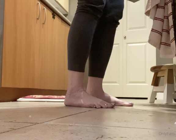 Beneathmytoes aka Beneathmytoes OnlyFans - 410 minutes You get to watch me kinda dance and clean my fridge How fun Haha Some people have aske