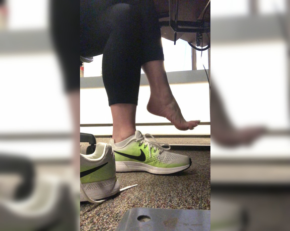 Beneathmytoes aka Beneathmytoes OnlyFans - Quick shoe removal under my desk