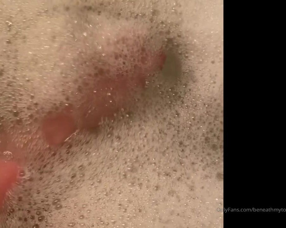 Beneathmytoes aka Beneathmytoes OnlyFans - Bath and oil time!