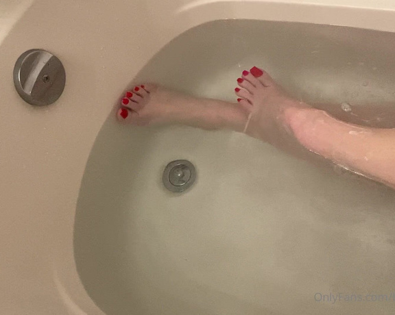 Beneathmytoes aka Beneathmytoes OnlyFans - Bath time Q & A review!!