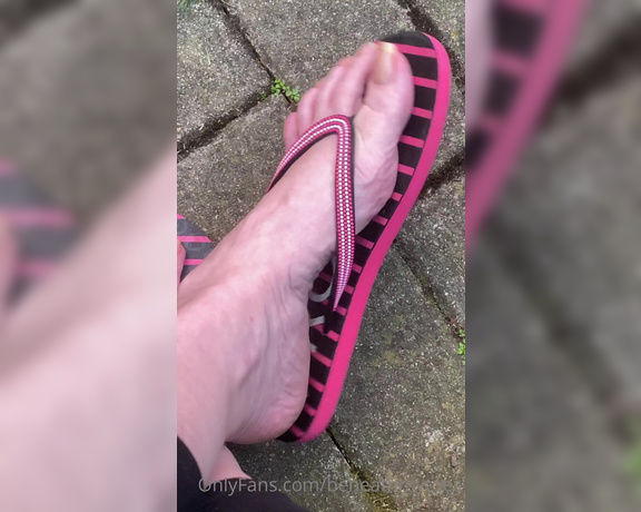 Beneathmytoes aka Beneathmytoes OnlyFans - No polish flip flop question recap!