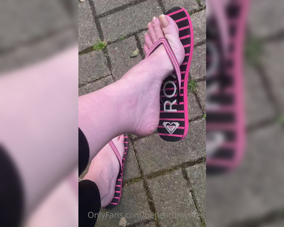 Beneathmytoes aka Beneathmytoes OnlyFans - No polish flip flop question recap!