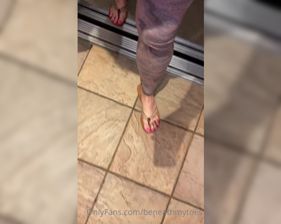 Beneathmytoes aka Beneathmytoes OnlyFans - My ear pod tried to get closer to my toes  can you blame it! Who else loves the sound of flip flops