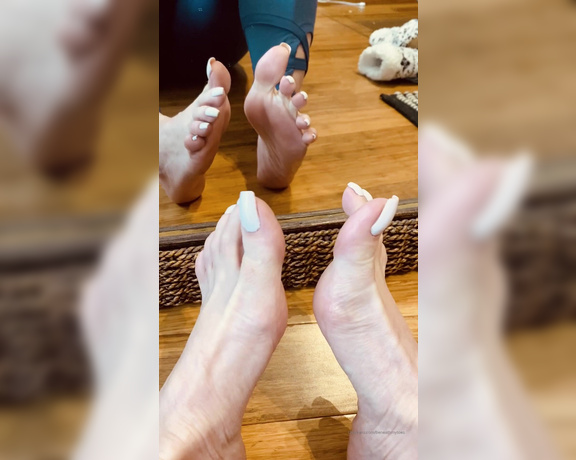 Beneathmytoes aka Beneathmytoes OnlyFans - Quick video break from work