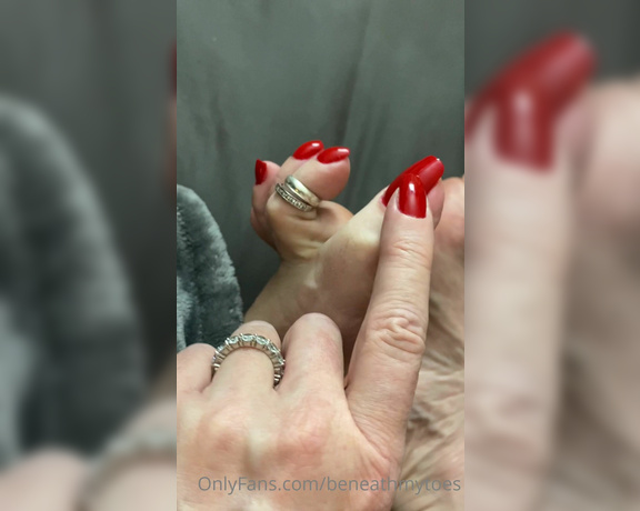 Beneathmytoes aka Beneathmytoes OnlyFans - Lazy ass Lazy feet