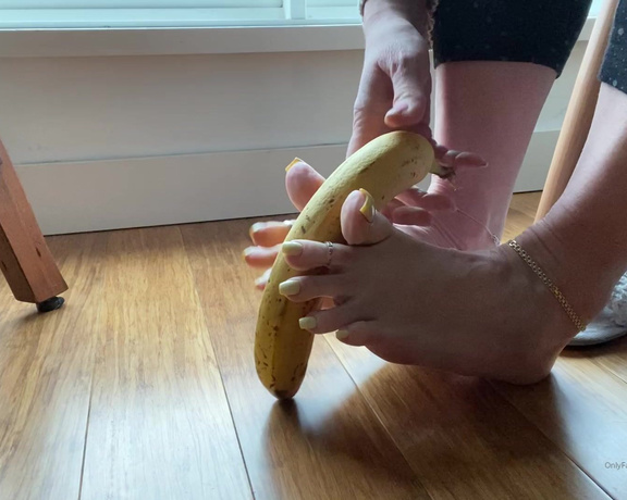 Beneathmytoes aka Beneathmytoes OnlyFans - Who likes bananas