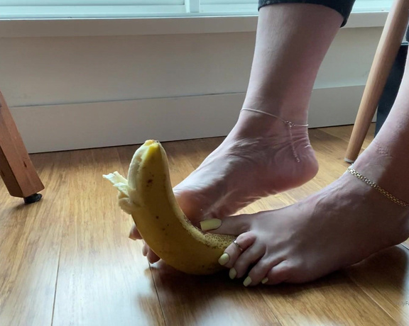 Beneathmytoes aka Beneathmytoes OnlyFans - Who likes bananas