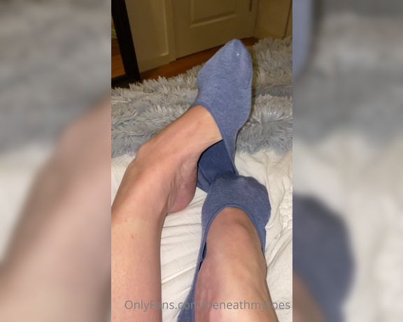 Beneathmytoes aka Beneathmytoes OnlyFans - Sock tease!!