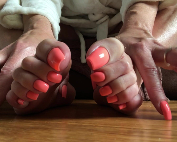 Beneathmytoes aka Beneathmytoes OnlyFans - ASMR