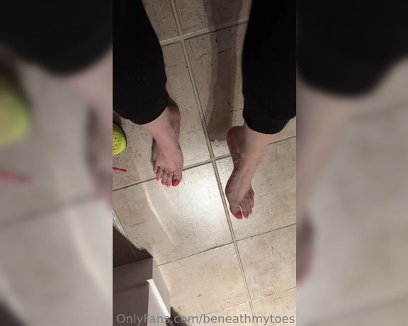 Beneathmytoes aka Beneathmytoes OnlyFans - Holy hot and sweaty toes! 1