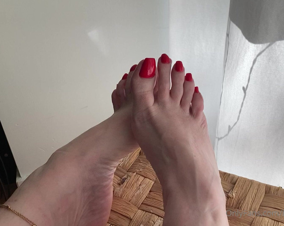 Beneathmytoes aka Beneathmytoes OnlyFans - Take the bet!!