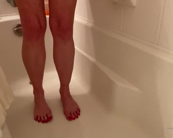 Beneathmytoes aka Beneathmytoes OnlyFans - Someone asked to see me in the shower You get a quick peek of more than just my toes but I know