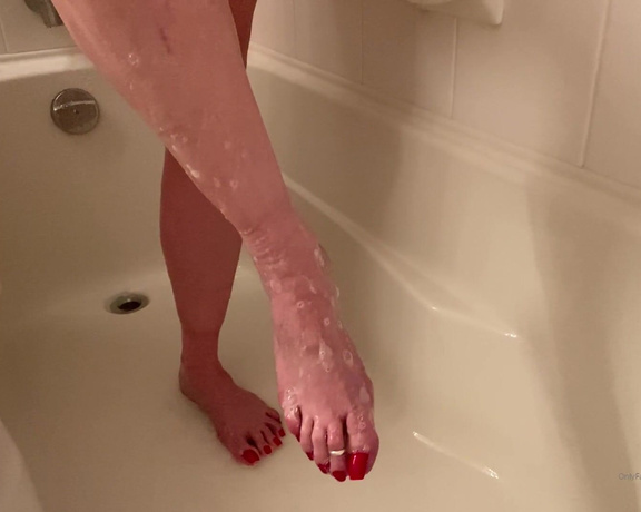 Beneathmytoes aka Beneathmytoes OnlyFans - Someone asked to see me in the shower You get a quick peek of more than just my toes but I know