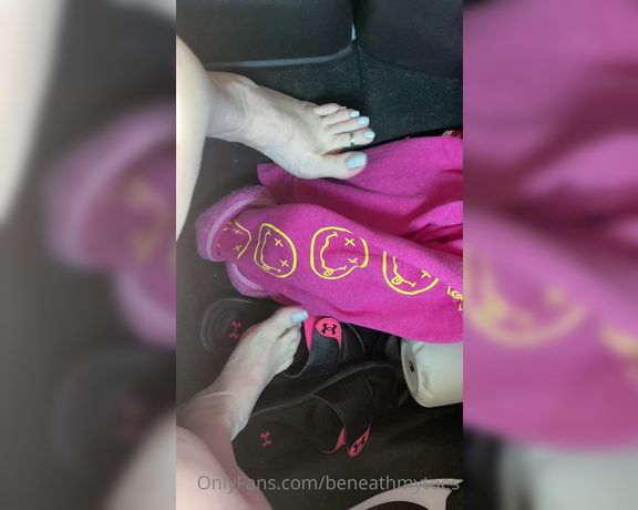 Beneathmytoes aka Beneathmytoes OnlyFans - My sister didn’t know I was recording until after she busted out singing Lol