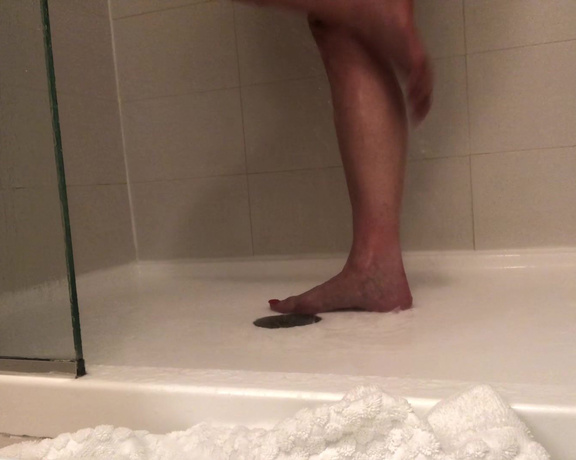 Beneathmytoes aka Beneathmytoes OnlyFans - Just a quick shower