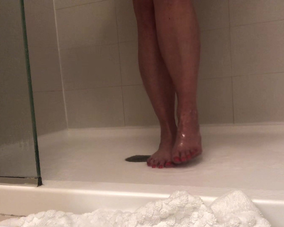 Beneathmytoes aka Beneathmytoes OnlyFans - Just a quick shower