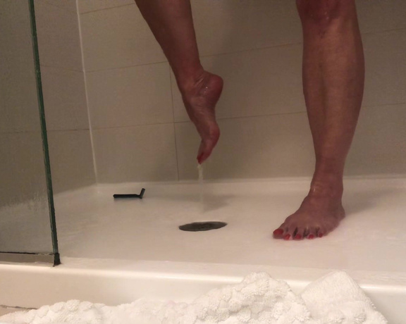 Beneathmytoes aka Beneathmytoes OnlyFans - Just a quick shower